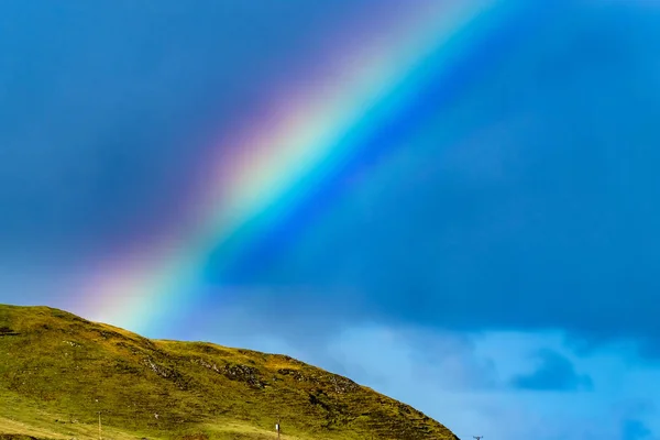 Close-up van de mooie natuurlijke regenboog boven een heuvel — Stockfoto