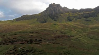 Loch Cuithir ve Sgurr bir Mhadaidh Ruadh - Hill Red Fox, Isle of Skye, İskoçya