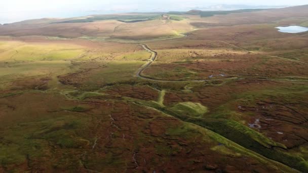 Loch Cuithir et Sgurr a Mhadaidh Ruadh - Colline du Renard roux, île de Skye, Écosse — Video