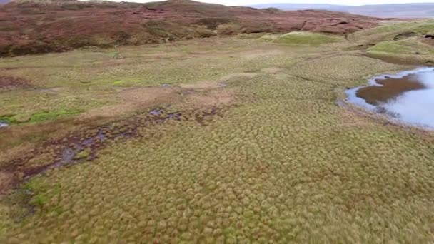 Loch Cuithir és Sgurr a Mhadaidh Ruadh - hegy, a vörös róka, Isle of Skye, Skócia — Stock videók