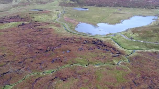 Loch Cuithir y Sgurr a Mhadaidh Ruadh - Colina del Zorro Rojo, Isla de Skye, Escocia — Vídeos de Stock