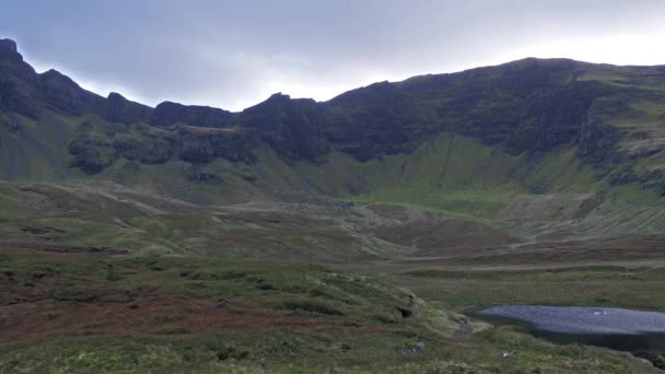 Loch Cuithir a Sgurr Mhadaidh Ruadh neboli - Hill Red Fox, Isle of Skye, Skotsko — Stock video