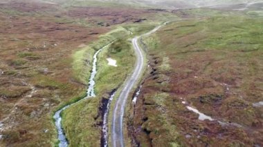 Loch Cuithir ve Sgurr bir Mhadaidh Ruadh - Hill Red Fox, Isle of Skye, İskoçya tek parça
