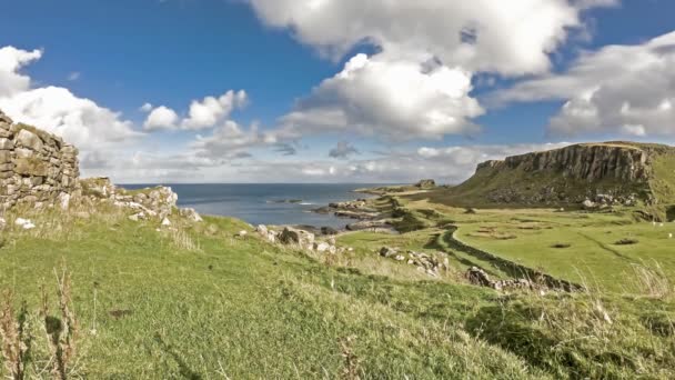 Time lapse of the Dinosaur bay with the rare Dinosaur footprint of the sauropod-dominated tracksite from Rubha nam Brathairean, Brothers Point - Isle of Skye, Escócia — Vídeo de Stock