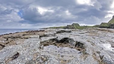 Nadir dinozor ayak izi Vietnam'dan Rubha Brathairean, kardeşler Dashanpu'daki hakim olduğu tracksite gelin - Isle of Skye, İskoçya - zaman atlamalı