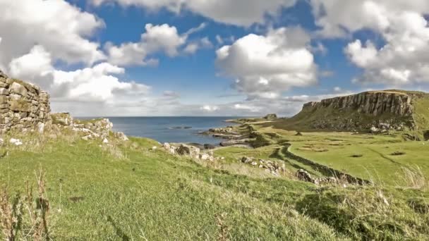 Πάροδο του χρόνου στον κόλπο δεινόσαυρος με το σπάνιο δεινόσαυρο αποτύπωμα του το tracksite σαυρόποδα κυριαρχείται από Rubha nam Brathairean, αδελφοί σημείο - Νήσος Σκάι, Σκωτία — Αρχείο Βίντεο