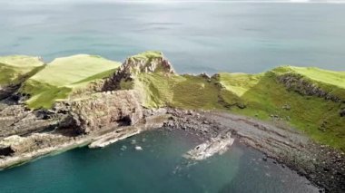 Rubha nam Brathairean, kardeşler noktası - Isle of Skye, İskoçya gelen nadir dinozor ayak izi Dashanpu'daki hakim olduğu tracksite ile dinozor defne üzerinde uçan
