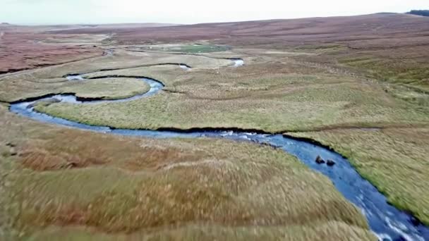 Survol de la rivière Lealt et piste unique au Loch Cuithir et Sgurr a Mhadaidh Ruadh - Colline du Renard roux, île de Skye, Écosse 