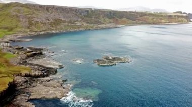 Rubha nam Brathairean, kardeşler noktası - Isle of Skye, İskoçya gelen nadir dinozor ayak izi Dashanpu'daki hakim olduğu tracksite ile dinozor defne üzerinde uçan