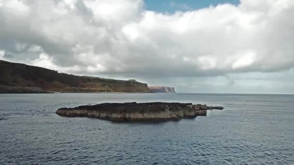 Flyga över bukten och dinosaurie med sällsynta dinosaurie fotavtryck av den sauropoden-dominerade tracksite från Rubha nam Brathairean, bröderna punkt - Isle of Skye, Skottland — Stockvideo