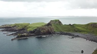 Rubha nam Brathairean, kardeşler noktası - Isle of Skye, İskoçya gelen nadir dinozor ayak izi Dashanpu'daki hakim olduğu tracksite ile dinozor defne üzerinde uçan