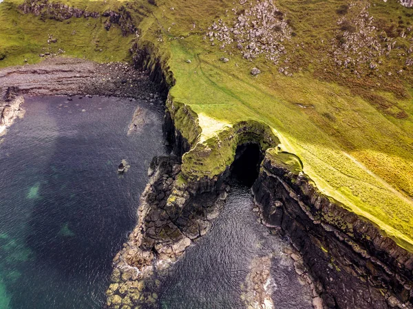 Flygfoto över dinosaurie bukten med sällsynta dinosaurie fotavtryck av den sauropoden-dominerade tracksite från Rubha nam Brathairean, bröderna punkt - Isle of Skye, Skottland — Stockfoto