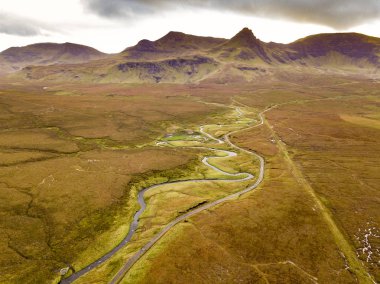 Havadan görünümü nehir Lealt ve tek parça Loch Cuithir ve Sgurr bir Mhadaidh Ruadh - Hill Red Fox, Isle of Skye, İskoçya
