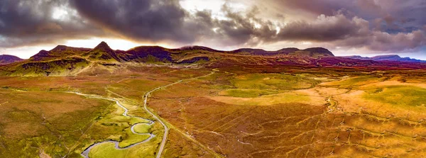 Vista aérea del río Lealt y pista única en Loch Cuithir y Sgurr a Mhadaidh Ruadh - Colina del Zorro Rojo, Isla de Skye, Escocia — Foto de Stock