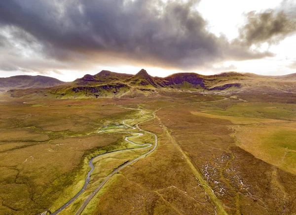 Vue aérienne de la rivière Lealt et d'une seule piste au Loch Cuithir et au Sgurr a Mhadaidh Ruadh - Colline du Renard roux, île de Skye, Écosse — Photo