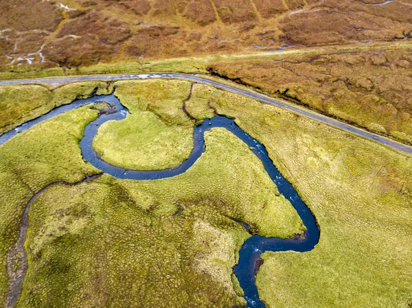 A légi felvétel a folyó Lealt és egyetlen pálya Loch Cuithir és Sgurr a Mhadaidh Ruadh - hegy, a vörös róka, Isle of Skye, Skócia — Stock Fotó