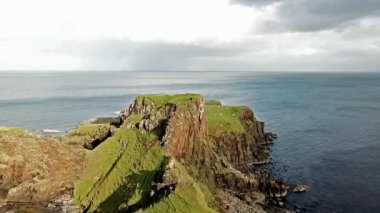 Rubha nam Brathairean, kardeşler noktası - Isle of Skye, İskoçya gelen nadir dinozor ayak izi Dashanpu'daki hakim olduğu tracksite ile dinozor defne üzerinde uçan