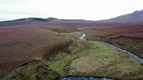 Flying over the River Lealt and Single track at Loch Cuithir and Sgurr a Mhadaidh Ruadh - Hill of the Red Fox, Isle of Skye, Scotland — Stok video
