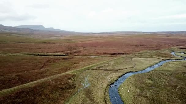 Flying over the River Lealt and Single track at Loch Cuithir and Sgurr a Mhadaidh Ruadh - Hill of the Red Fox, Isle of Skye, Scotland — Stok video