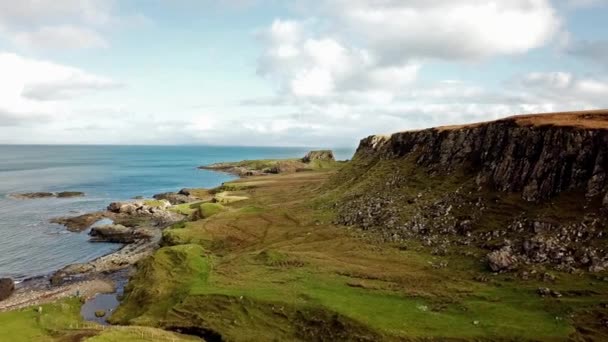 Volando sobre la bahía de dinosaurios con la rara huella de dinosaurio del sitio de la pista dominado por saurópodos de Rubha nam Brathairean, Brothers Point - Isla de Skye, Escocia — Vídeo de stock