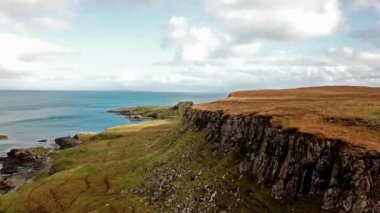 Rubha nam Brathairean, kardeşler noktası - Isle of Skye, İskoçya gelen nadir dinozor ayak izi Dashanpu'daki hakim olduğu tracksite ile dinozor defne üzerinde uçan