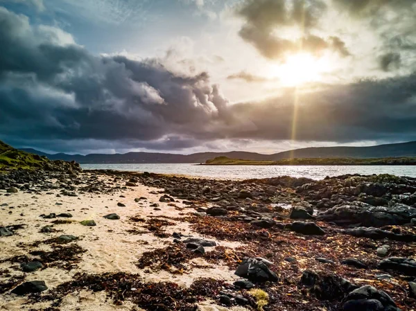 Dramatická obloha na korálové pláži na ostrově Isle of Skye ve Skotsku - Velká Británie — Stock fotografie