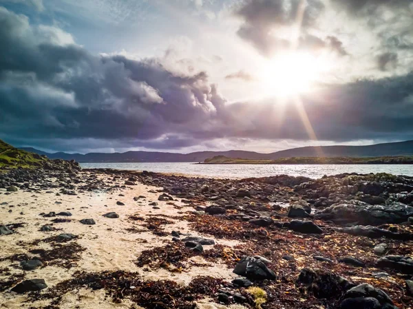 Drammatico cielo sulla spiaggia di corallo sull'isola di Skye in Scozia - Regno Unito — Foto Stock