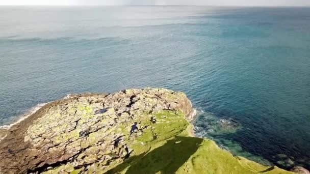 Volando sobre la bahía de dinosaurios con la rara huella de dinosaurio del sitio de la pista dominado por saurópodos de Rubha nam Brathairean, Brothers Point - Isla de Skye, Escocia — Vídeo de stock