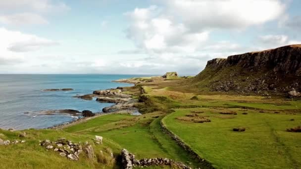 Flyga över bukten och dinosaurie med sällsynta dinosaurie fotavtryck av den sauropoden-dominerade tracksite från Rubha nam Brathairean, bröderna punkt - Isle of Skye, Skottland — Stockvideo