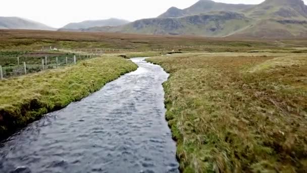 Flying over the River Lealt and Single track at Loch Cuithir and Sgurr a Mhadaidh Ruadh - Hill of the Red Fox, Isle of Skye, Scotland — Wideo stockowe