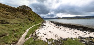 İskoçya - İngiltere'de Isle of Skye adada mercan plajda dramatik gökyüzü