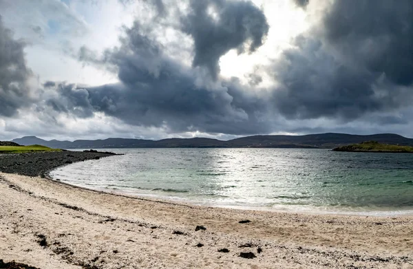 Драматическое небо на коралловом пляже на острове Скай в Шотландии - Великобритания — стоковое фото