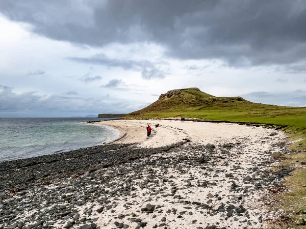 Dramatická obloha na korálové pláži na ostrově Isle of Skye ve Skotsku - Velká Británie — Stock fotografie