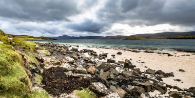 İskoçya - İngiltere'de Isle of Skye adada mercan plajda dramatik gökyüzü
