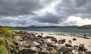 İskoçya - İngiltere'de Isle of Skye adada mercan plajda dramatik gökyüzü