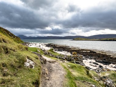 İskoçya - İngiltere'de Isle of Skye adada mercan plajda dramatik gökyüzü