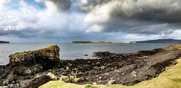 Céu dramático na praia de coral na ilha de Skye, na Escócia - Reino Unido — Fotografia de Stock