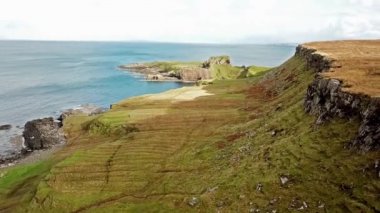 Rubha nam Brathairean, kardeşler noktası - Isle of Skye, İskoçya gelen nadir dinozor ayak izi Dashanpu'daki hakim olduğu tracksite ile dinozor defne üzerinde uçan