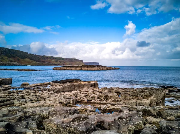 O litoral com as raras pegadas de dinossauros do tracksite dominado por saurópodes de Rubha nam Brathairean, Brothers Point - Ilha de Skye, Escócia — Fotografia de Stock