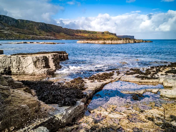 The coastline with the rare Dinosaur footprints of the sauropod-dominated tracksite from Rubha nam Brathairean, Brothers Point - Isle of Skye, Scotland — Stock Photo, Image