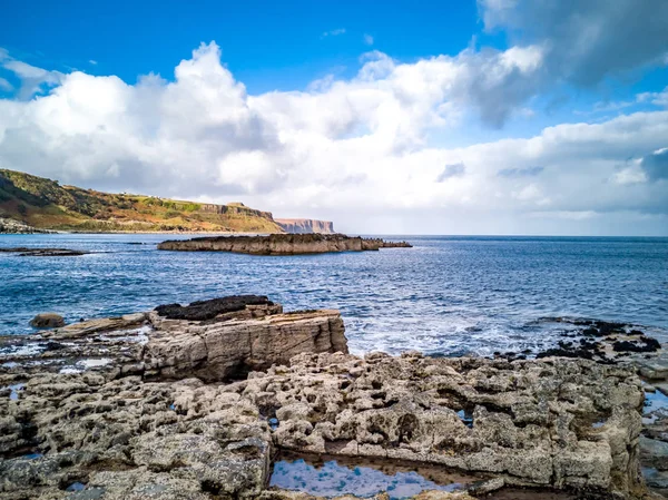 La costa con las raras huellas de dinosaurios del tracksite dominado por saurópodos de Rubha nam Brathairean, Brothers Point - Isla de Skye, Escocia —  Fotos de Stock