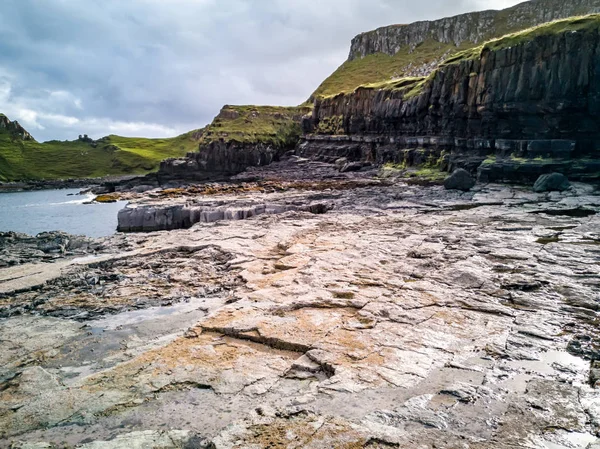 O litoral com as raras pegadas de dinossauros do tracksite dominado por saurópodes de Rubha nam Brathairean, Brothers Point - Ilha de Skye, Escócia — Fotografia de Stock