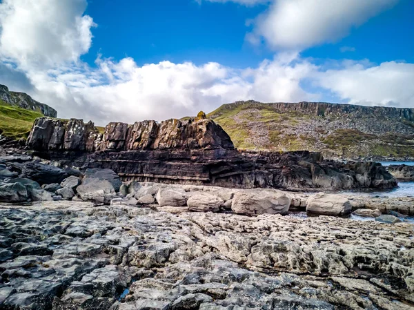 O litoral com as raras pegadas de dinossauros do tracksite dominado por saurópodes de Rubha nam Brathairean, Brothers Point - Ilha de Skye, Escócia — Fotografia de Stock