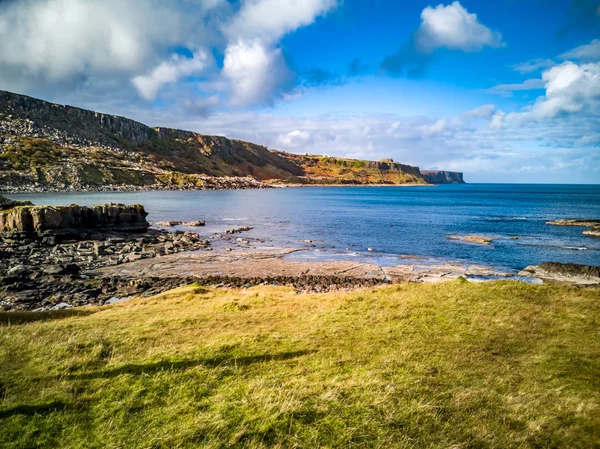 Die Küste mit den seltenen Dinosaurierspuren der Sauropoden-dominierten Strecke von rubha nam brathairisch, brothers point - isle of skye, Schottland — Stockfoto