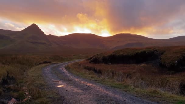 Coucher de soleil sur la route du Loch Cuithir et du Sgurr a Mhadaidh Ruadh - Colline du Renard roux, île de Skye, Écosse 