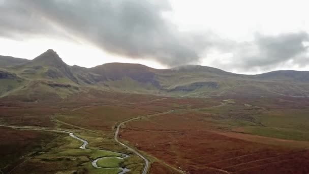 Volando sobre el río Lealt y pista única en Loch Cuithir y Sgurr a Mhadaidh Ruadh - Colina del Zorro Rojo, Isla de Skye, Escocia — Vídeos de Stock