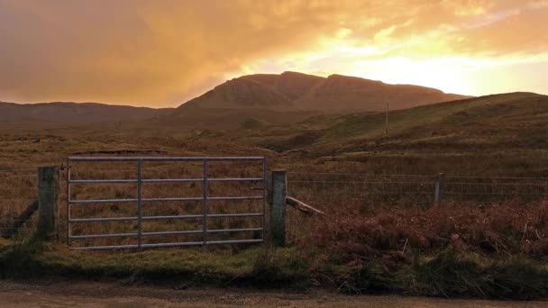 Puesta de sol en el Quiraing en la Isla de Skye - Escocia — Vídeos de Stock