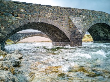 Sligachan eski köprü nehir Sligachan üzerinde sonbahar - Isle of Skye, İskoçya - Beinn Dearg Mhor ve Marsco kırmızı Cuillin en yüksek dağları ile İngiltere'de taş