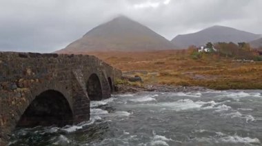 Sligachan eski köprü nehir Sligachan üzerinde Beinn Dearg Mhor ve Marsco kırmızı Cuillin en yüksek dağları ile sonbahar Isle of Skye İskoçya İngiltere taş
