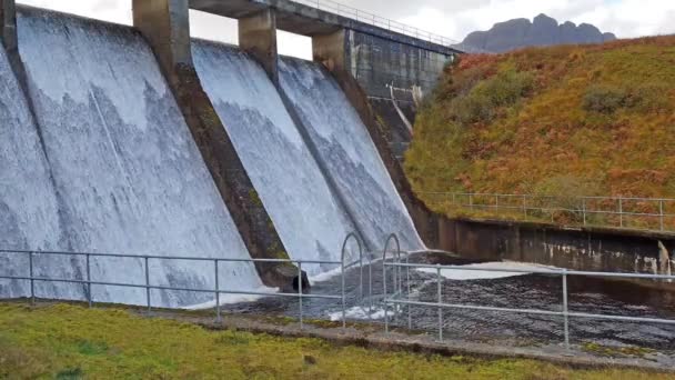 Storr Lochs vattenkraftverket inbäddat under berg av halvön Trotternish på Isle of Skye i västra högländerna i Skottland — Stockvideo